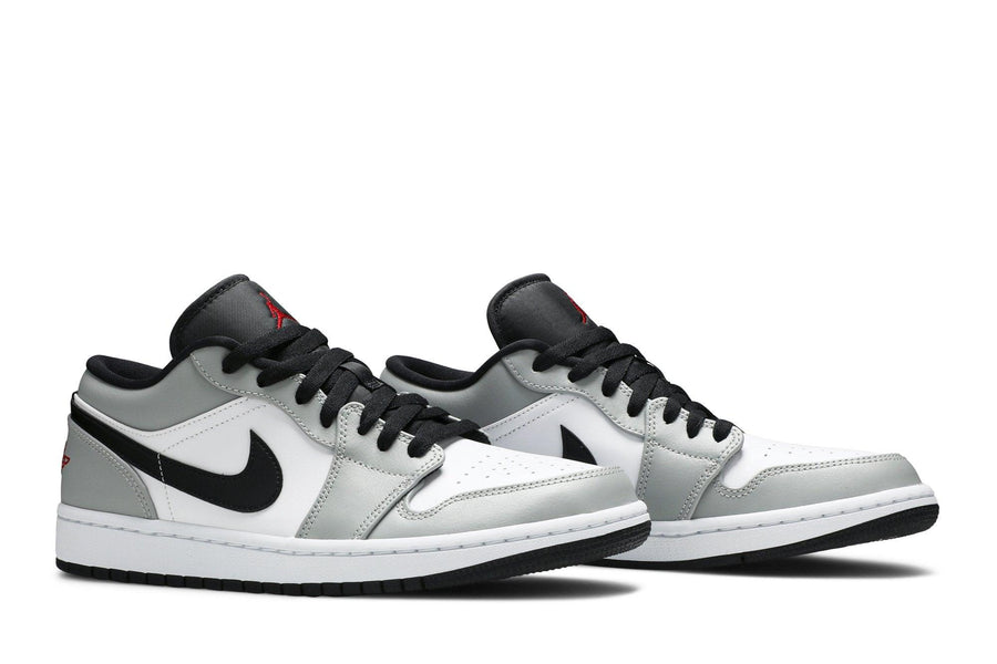 Vista frontal do Jordan Nike Air Jordan 1 Low Light Smoke Grey mostrando biqueira e costuras
