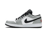 Vista lateral do Jordan Nike Air Jordan 1 Low Light Smoke Grey mostrando design do cabedal e logo da marca