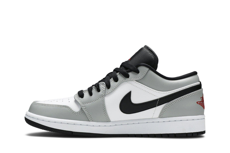Vista lateral do Jordan Nike Air Jordan 1 Low Light Smoke Grey mostrando design do cabedal e logo da marca