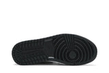 Vista traseira do Jordan Nike Air Jordan 1 Low Light Smoke Grey mostrando calcanheira e detalhes do solado