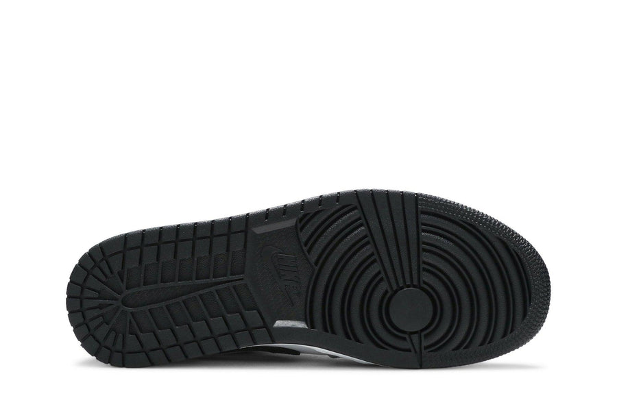 Vista traseira do Jordan Nike Air Jordan 1 Low Light Smoke Grey mostrando calcanheira e detalhes do solado