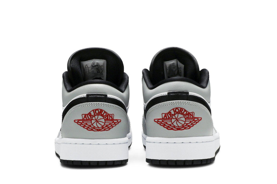 Vista superior do Jordan Nike Air Jordan 1 Low Light Smoke Grey mostrando abertura, lingueta e cadarços