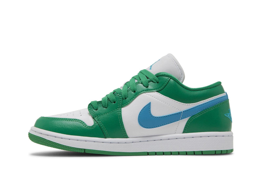 Vista lateral do Jordan Nike Air Jordan 1 Low Lucky Green mostrando design do cabedal e logo da marca