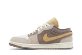 Vista lateral do Jordan Nike Air Jordan 1 Low SE Craft Inside Out Taupe Haze mostrando design do cabedal e logo da marca