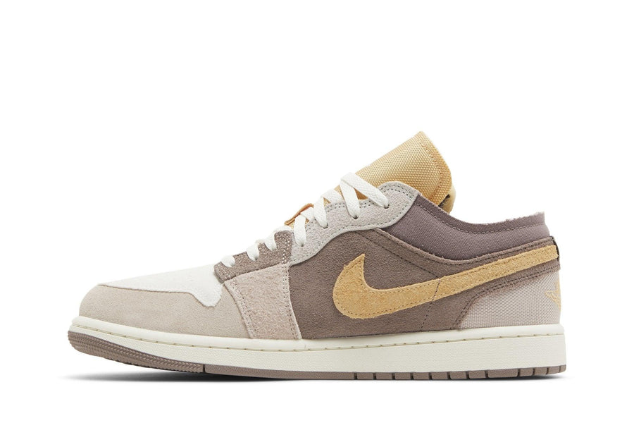 Vista lateral do Jordan Nike Air Jordan 1 Low SE Craft Inside Out Taupe Haze mostrando design do cabedal e logo da marca
