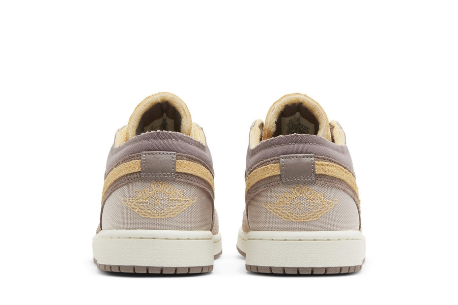 Vista superior do Jordan Nike Air Jordan 1 Low SE Craft Inside Out Taupe Haze mostrando abertura, lingueta e cadarços