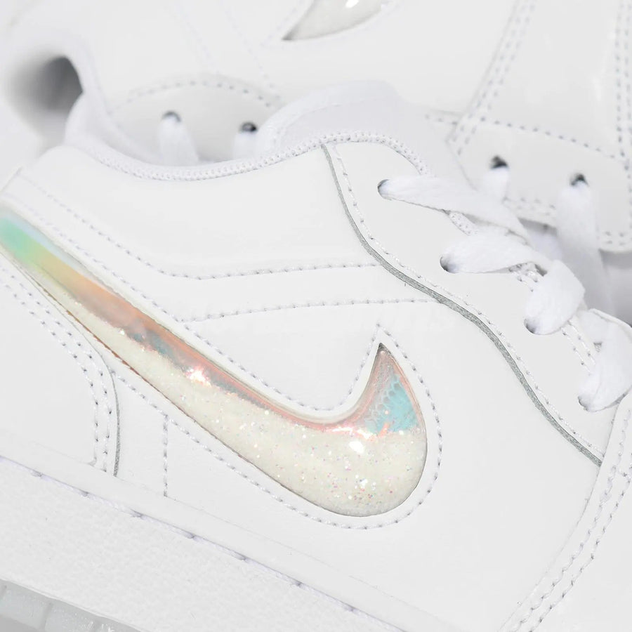 Vista superior do Jordan Nike Air Jordan 1 Low Se "Glitter Swoosh" mostrando abertura, lingueta e cadarços