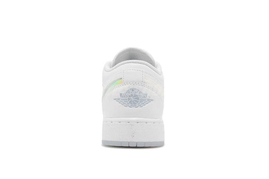 Vista lateral do Jordan Nike Air Jordan 1 Low Se "Glitter Swoosh" mostrando design do cabedal e logo da marca