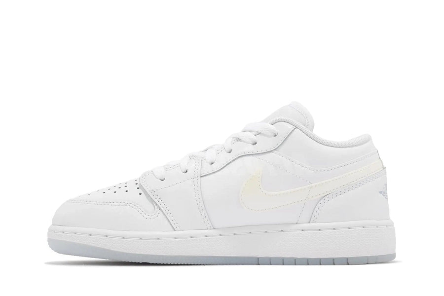 Vista traseira do Jordan Nike Air Jordan 1 Low Se "Glitter Swoosh" mostrando calcanheira e detalhes do solado