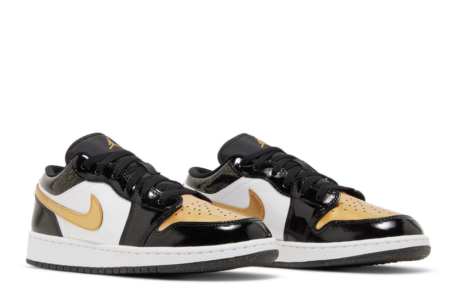 Vista lateral do Jordan Nike Air Jordan 1 Low SE Gs "Gold Toe" mostrando design do cabedal e logo da marca