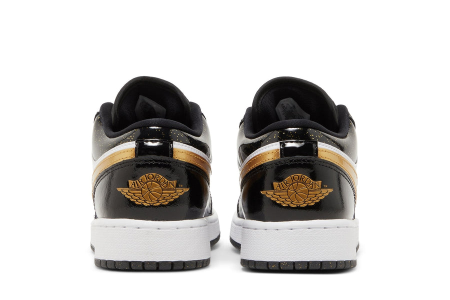 Vista superior do Jordan Nike Air Jordan 1 Low SE Gs "Gold Toe" mostrando abertura, lingueta e cadarços