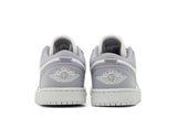 Vista superior do Jordan Nike Air Jordan 1 Low SE 'Light Steel Grey' mostrando abertura, lingueta e cadarços
