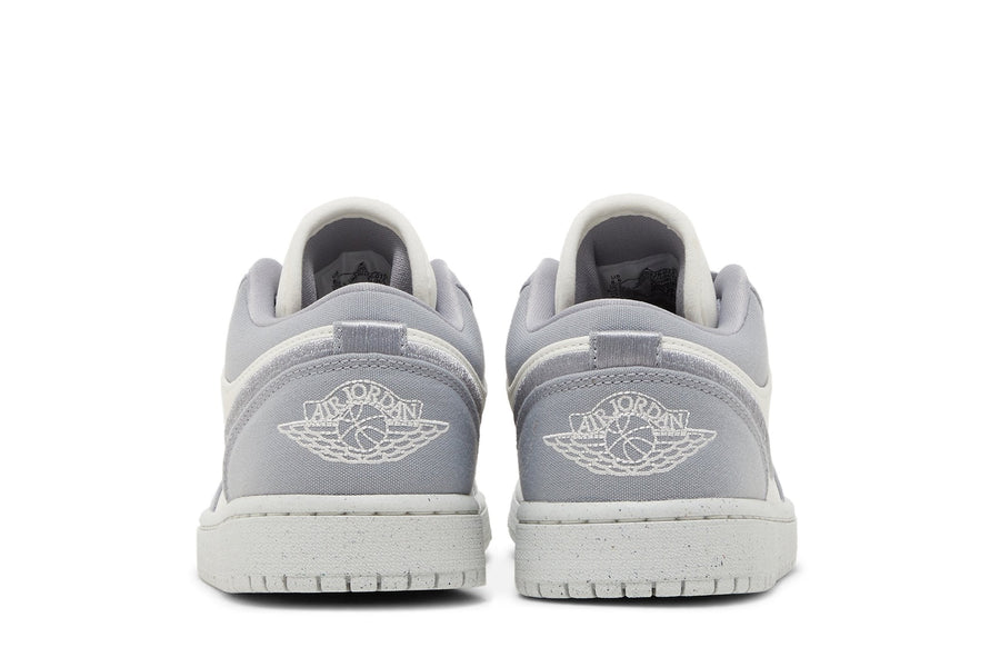 Vista superior do Jordan Nike Air Jordan 1 Low SE 'Light Steel Grey' mostrando abertura, lingueta e cadarços
