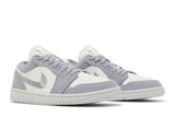 Vista frontal do Jordan Nike Air Jordan 1 Low SE 'Light Steel Grey' mostrando biqueira e costuras