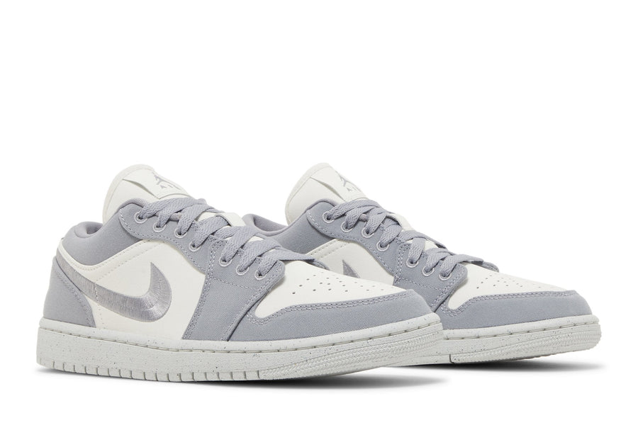 Vista frontal do Jordan Nike Air Jordan 1 Low SE 'Light Steel Grey' mostrando biqueira e costuras
