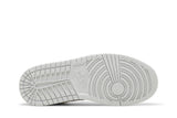Vista traseira do Jordan Nike Air Jordan 1 Low SE 'Light Steel Grey' mostrando calcanheira e detalhes do solado