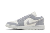 Vista lateral do Jordan Nike Air Jordan 1 Low SE 'Light Steel Grey' mostrando design do cabedal e logo da marca