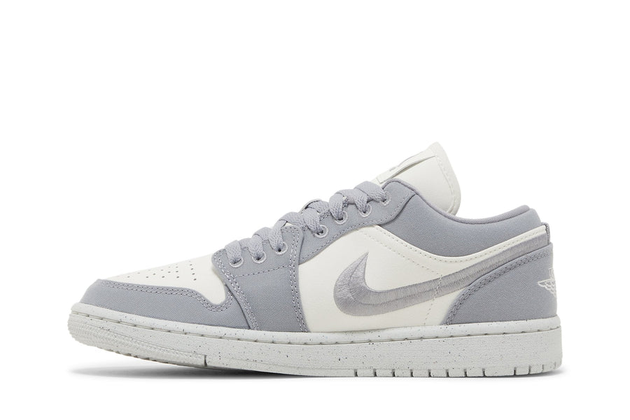 Vista lateral do Jordan Nike Air Jordan 1 Low SE 'Light Steel Grey' mostrando design do cabedal e logo da marca