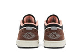 Vista superior do Jordan Nike Air Jordan 1 Low SE Mocha mostrando abertura, lingueta e cadarços