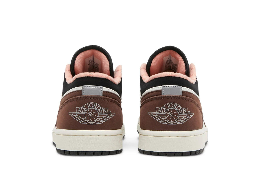 Vista superior do Jordan Nike Air Jordan 1 Low SE Mocha mostrando abertura, lingueta e cadarços