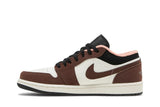 Vista lateral do Jordan Nike Air Jordan 1 Low SE Mocha mostrando design do cabedal e logo da marca