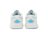 Vista superior do Jordan Nike Air Jordan 1 Low SE Reverse Ice Blue mostrando abertura, lingueta e cadarços