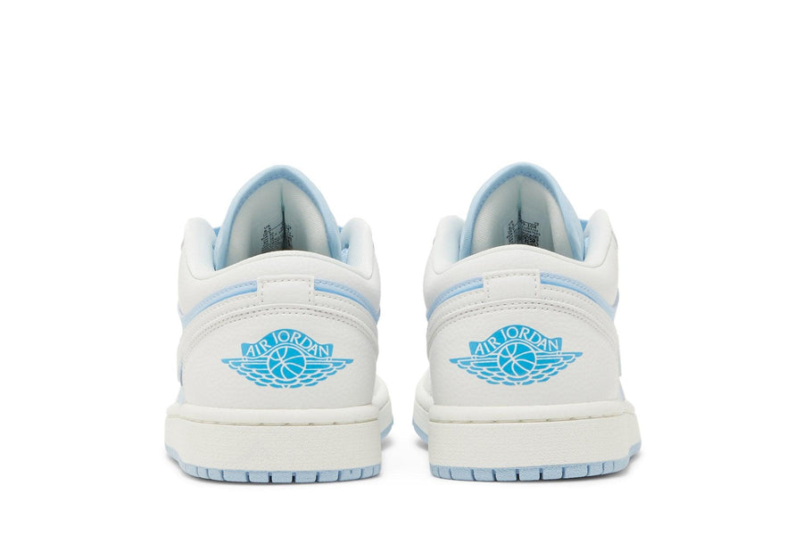 Vista superior do Jordan Nike Air Jordan 1 Low SE Reverse Ice Blue mostrando abertura, lingueta e cadarços