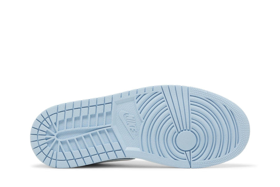 Vista traseira do Jordan Nike Air Jordan 1 Low SE Reverse Ice Blue mostrando calcanheira e detalhes do solado
