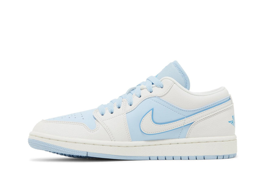 Vista lateral do Jordan Nike Air Jordan 1 Low SE Reverse Ice Blue mostrando design do cabedal e logo da marca