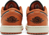 Vista superior do Jordan Nike Air Jordan 1 Low SE Sport Spice mostrando abertura, lingueta e cadarços