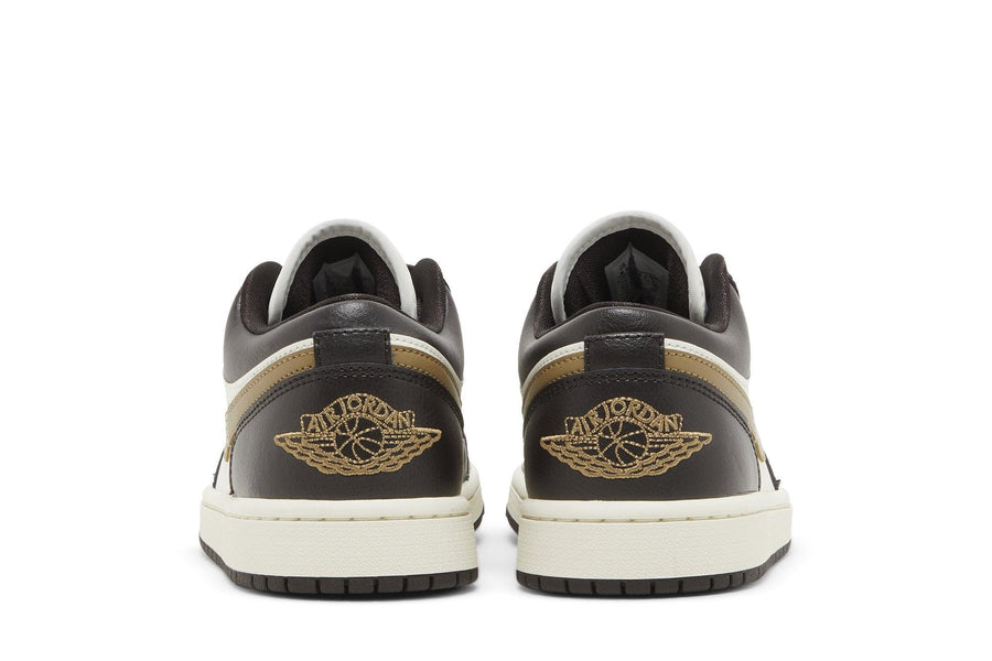 Vista superior do Jordan Nike Air Jordan 1 Low Shadow Brown mostrando abertura, lingueta e cadarços