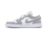 Vista lateral do Jordan Nike Air Jordan 1 Low Wolf Grey mostrando design do cabedal e logo da marca