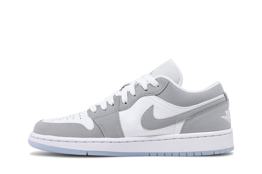 Vista lateral do Jordan Nike Air Jordan 1 Low Wolf Grey mostrando design do cabedal e logo da marca