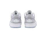 Vista superior do Jordan Nike Air Jordan 1 Low Wolf Grey mostrando abertura, lingueta e cadarços
