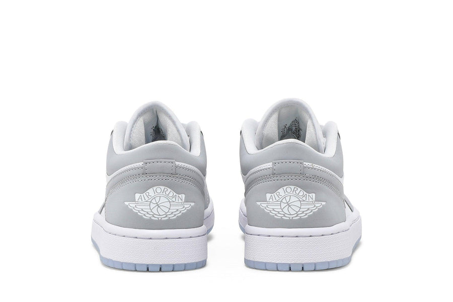Vista superior do Jordan Nike Air Jordan 1 Low Wolf Grey mostrando abertura, lingueta e cadarços
