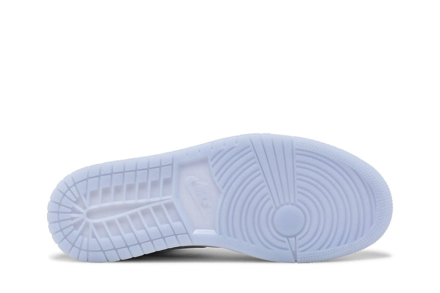 Vista traseira do Jordan Nike Air Jordan 1 Low Wolf Grey mostrando calcanheira e detalhes do solado