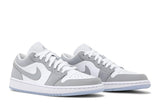 Vista frontal do Jordan Nike Air Jordan 1 Low Wolf Grey mostrando biqueira e costuras