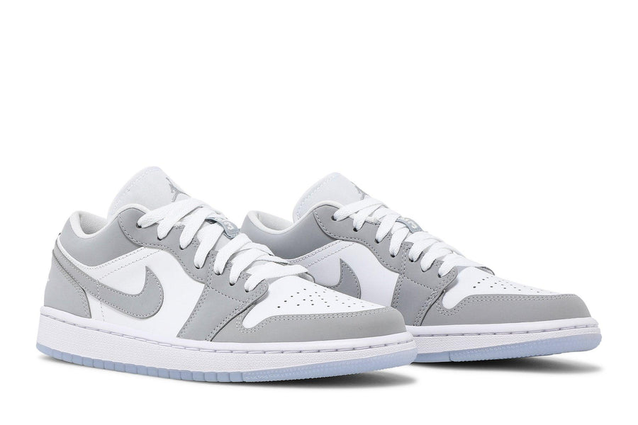 Vista frontal do Jordan Nike Air Jordan 1 Low Wolf Grey mostrando biqueira e costuras