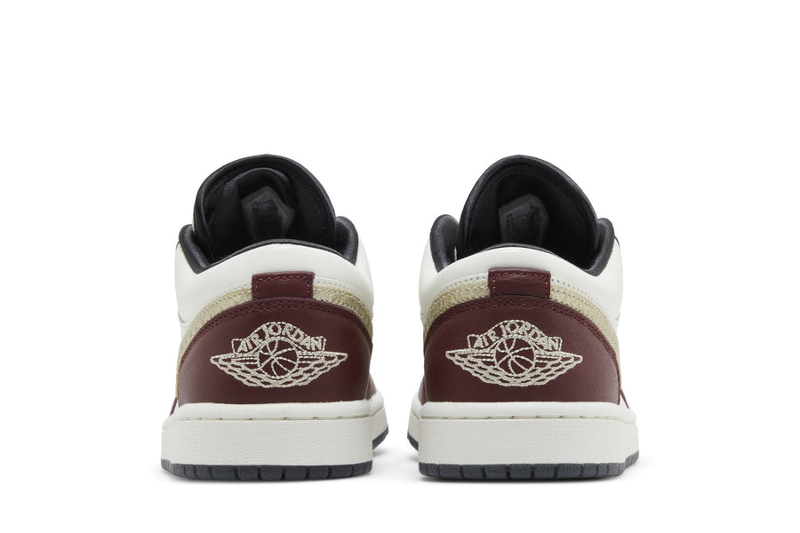 Vista superior do Jordan Nike Air Jordan 1 Low "Year of Dragon 2024" mostrando abertura, lingueta e cadarços