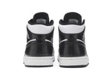 Vista superior do Jordan Nike Air Jordan 1 Mid Carbon Fiber mostrando abertura, lingueta e cadarços