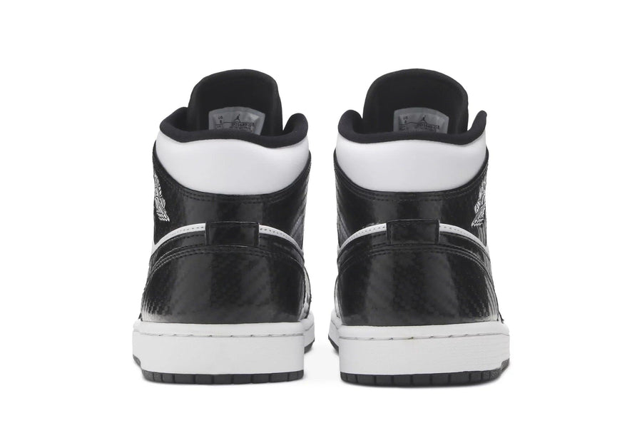 Vista superior do Jordan Nike Air Jordan 1 Mid Carbon Fiber mostrando abertura, lingueta e cadarços