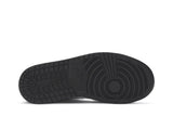 Vista traseira do Jordan Nike Air Jordan 1 Mid Carbon Fiber mostrando calcanheira e detalhes do solado