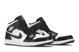 Vista frontal do Jordan Nike Air Jordan 1 Mid Carbon Fiber mostrando biqueira e costuras