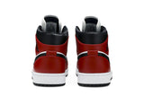 Vista superior do Jordan Nike Air Jordan 1 Mid Chicago Black Toe Vermelho/Preto mostrando abertura, lingueta e cadarços