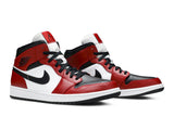 Vista frontal do Jordan Nike Air Jordan 1 Mid Chicago Black Toe Vermelho/Preto mostrando biqueira e costuras