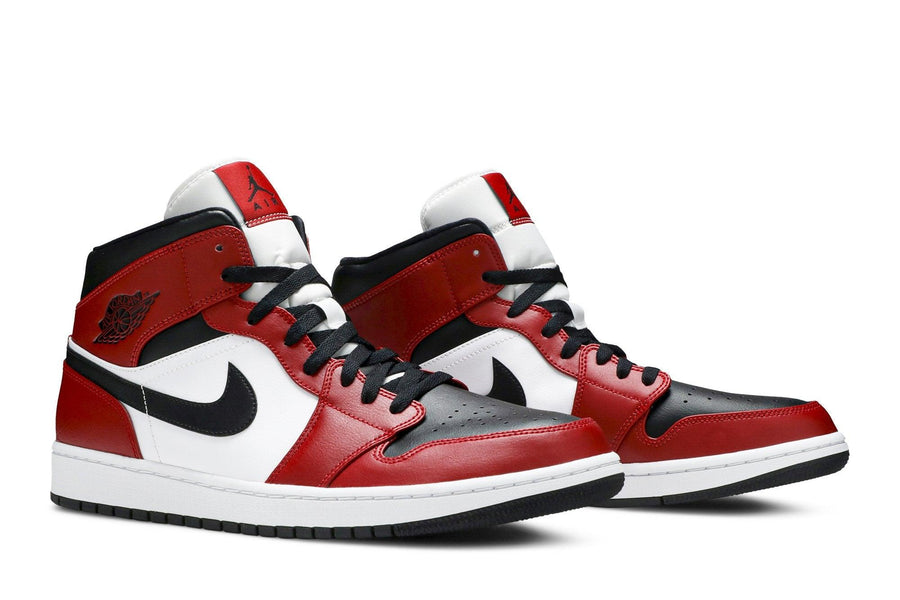 Vista frontal do Jordan Nike Air Jordan 1 Mid Chicago Black Toe Vermelho/Preto mostrando biqueira e costuras