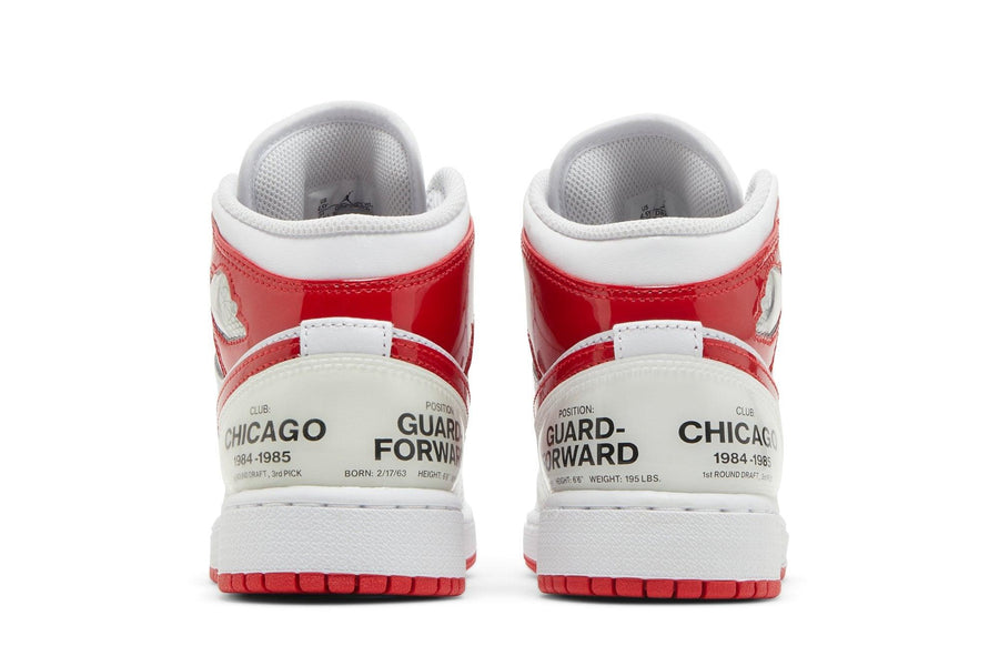 Vista superior do Jordan Nike Air Jordan 1 Mid Rookie Season Branco/Vermelho mostrando abertura, lingueta e cadarços