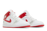 Vista frontal do Jordan Nike Air Jordan 1 Mid Rookie Season Branco/Vermelho mostrando biqueira e costuras