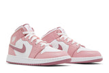 Vista frontal do Jordan Nike Air Jordan 1 Mid GS Valentine's Day (2023) mostrando biqueira e costuras