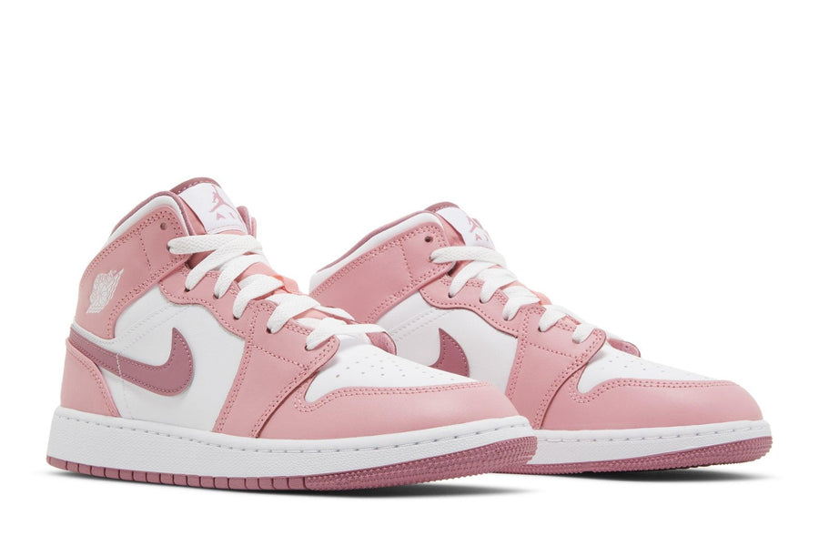 Vista frontal do Jordan Nike Air Jordan 1 Mid GS Valentine's Day (2023) mostrando biqueira e costuras